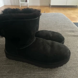Uggs - Äkta uggs. Köpte de förra året, bra skick, storlek 40, normala i storleken. Ny pris: 2700. Pris går att diskuteras.