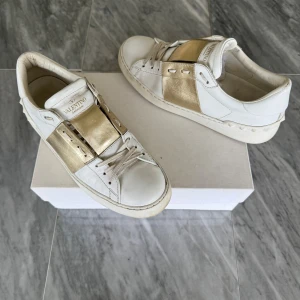 Valentino skor - Valentino Open - Skick: använda fåtal gånger - Tillbehör: Valentino kort - Nypris: 6000kr - TrendWardrobe