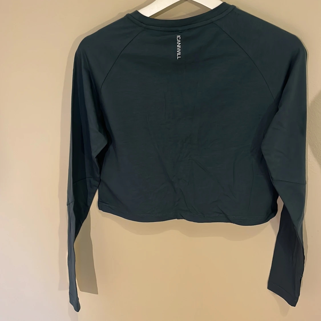 Mörkgrön croppad tröja från ICANIWILL - 1