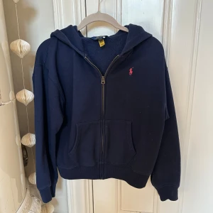 Ralph lauren hoodie - Supersnygg ralphlauren hoodie för tjejer 12-14 år.
