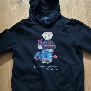 Polo Ralph Lauren hoodie, polo bear  - En svart polo bear hoodie i mycket bra skick, kan  diskutera pris.