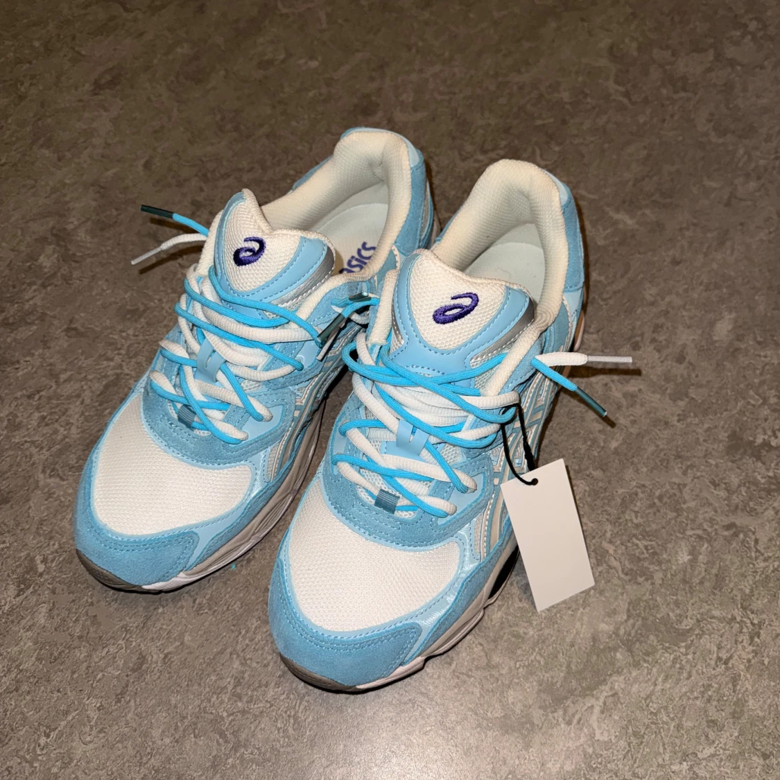 ASICS sneakers i ljusblått och vitt - 2