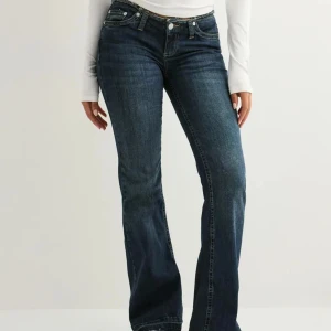 No waist bootcut jeans - Säljer dessa jeans från nelly, använd 2 gånger. Storlek 32 dessvärre finns det ingen storlekslapp i byxan. Nyskick!! Nypris 700kr