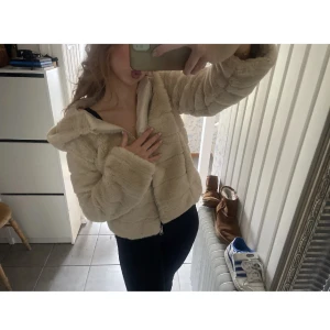 Pälsjacka beige - Beige/ljusbrun jacka superfin, ljusare i verkligheten blev lite konstig färg på bilderna