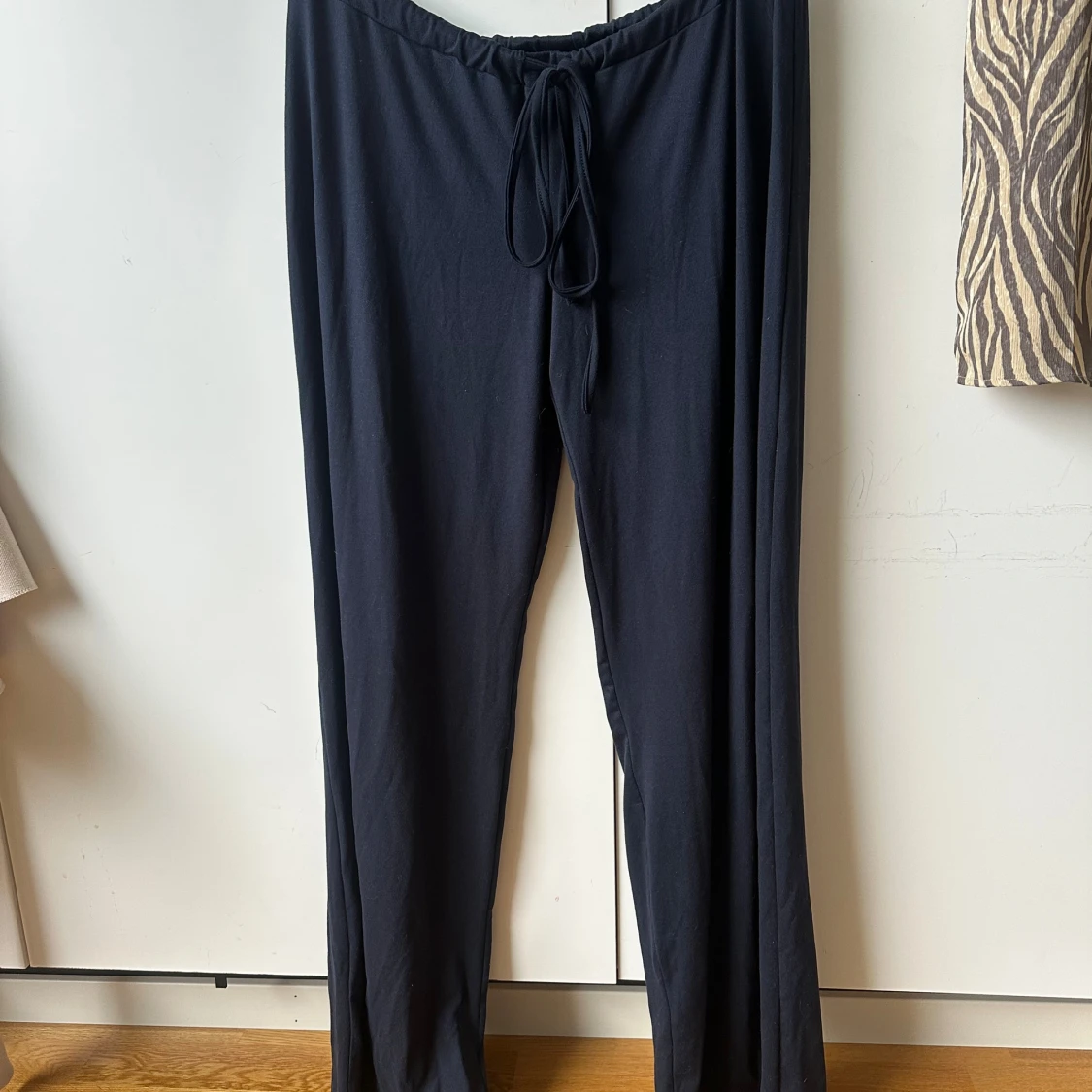 Marinblå mjukisbyxor med snörning