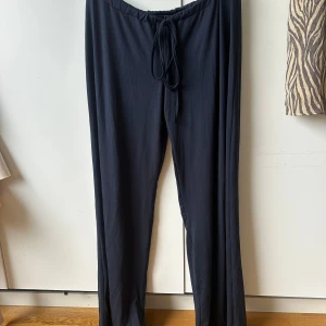 Marinblå mjukisbyxor med snörning - Raka mjukisbyxor i nyskick 