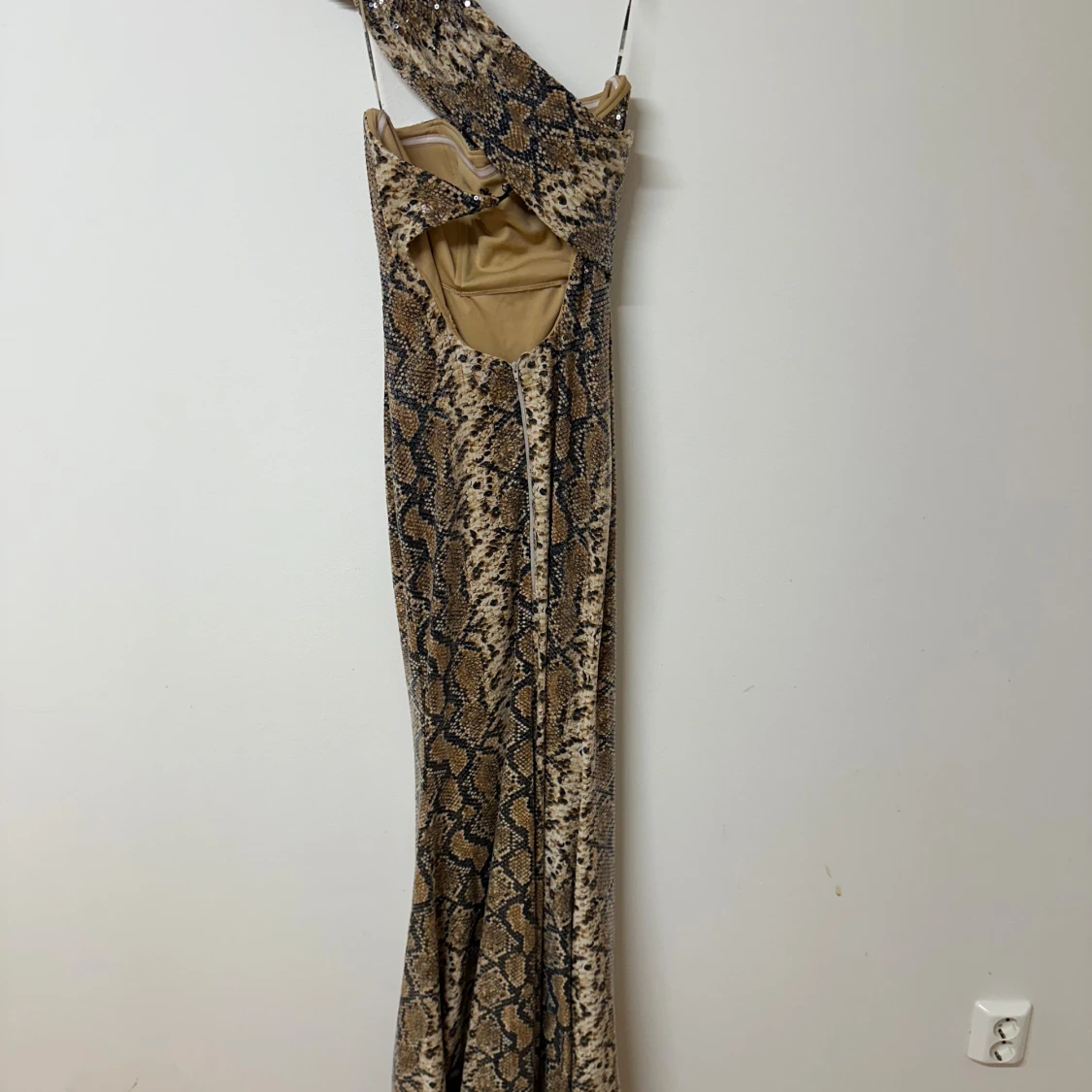 Lång klänning med paljetter och ormmönster - 1