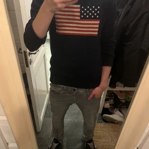 Stickad tröja - Snygg mörkblå stickad tröja från Crocker i storlek M. Skriv vid minsta fundering!💭 