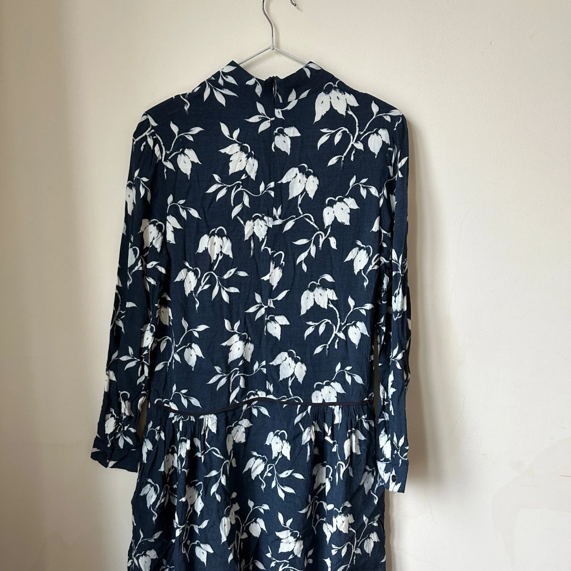 Blommig marinblå klänning från Ganni - 2