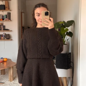 Stickad klänning från Adoore  - Supermysig stickad klänning från Adoore. Modell Santhia. Aldrig använd, med prislapp kvar! Den är i strlk 38, men jag är 34/36 och den sitter bra! Man skulle även kunna vara 38/40, tror den skulle sitta bra då också.  Nypris är runt 2000 hos officiella resellers.