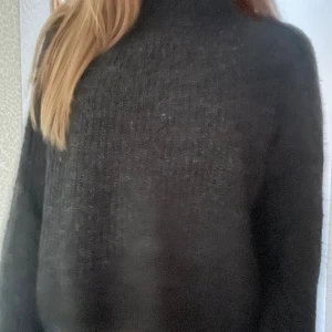 Grå stickad polotröja - Mysig grå stickad polotröja med hög krage och lång ärm. Tröjan har en loose fit och är perfekt för kyliga dagar. 💓