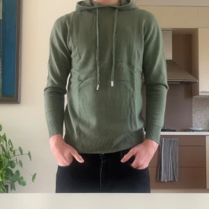 Kashmirs tröja  - Grön kashmirtröja. oanvänd (storlek M) Elegant tröja i ett mjukt och tunnare kashmirmaterial, i en vacker djupgrön nyans. Den har en klassisk passform i storlek M med rund hals och ribbade kanter som ger en stilren silhuett. Den lätta kvaliteten gör tröjan perfekt att bära året runt – lika fin till vardags som till mer uppklädda tillfällen. Helt oanvänd och i nyskick, utan några märken eller tecken på slitage.