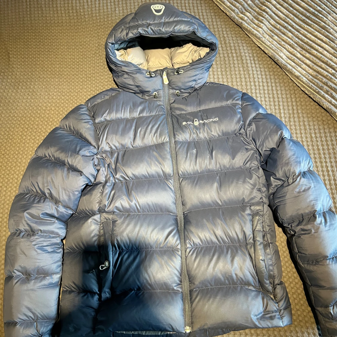 Mörkblå dunjacka från Sail Racing