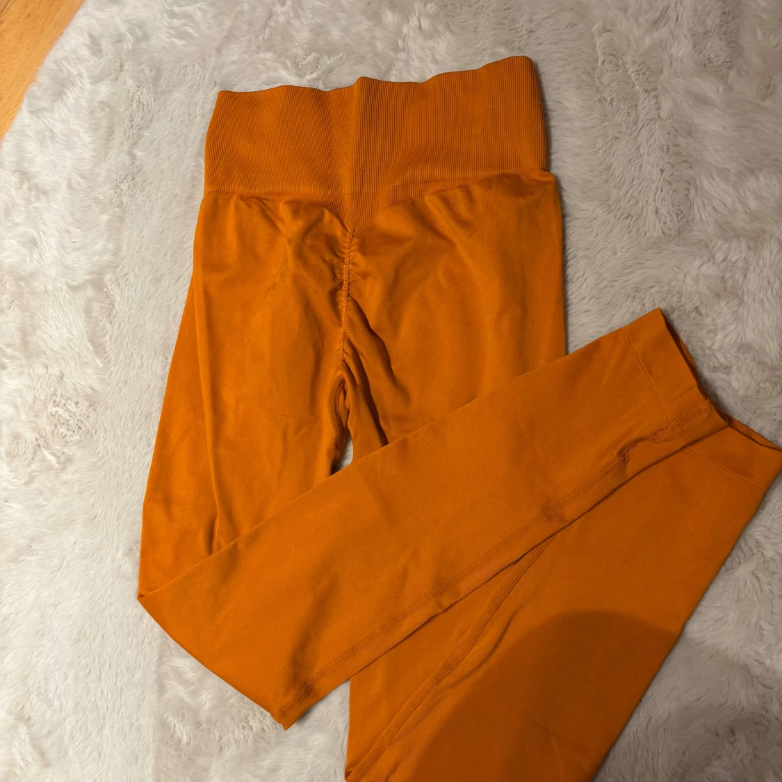 Orange träningstights från Bo+Tee med scrunch 