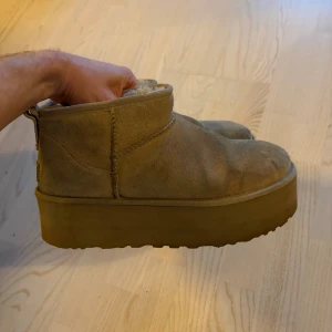 UGGs platform - Sandfärgade UGGs platform. Pris kan diskuteras vid snabb affär. Lite smutsiga men det kan nog tas bort om man har rätt medel