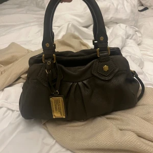 Marc Jacobs Classic Q Baby Groove - Säljer denna Marc Jacobs handväskan som är i mycket bra skick då jag köpt en ny väska, skriv för frågor💕