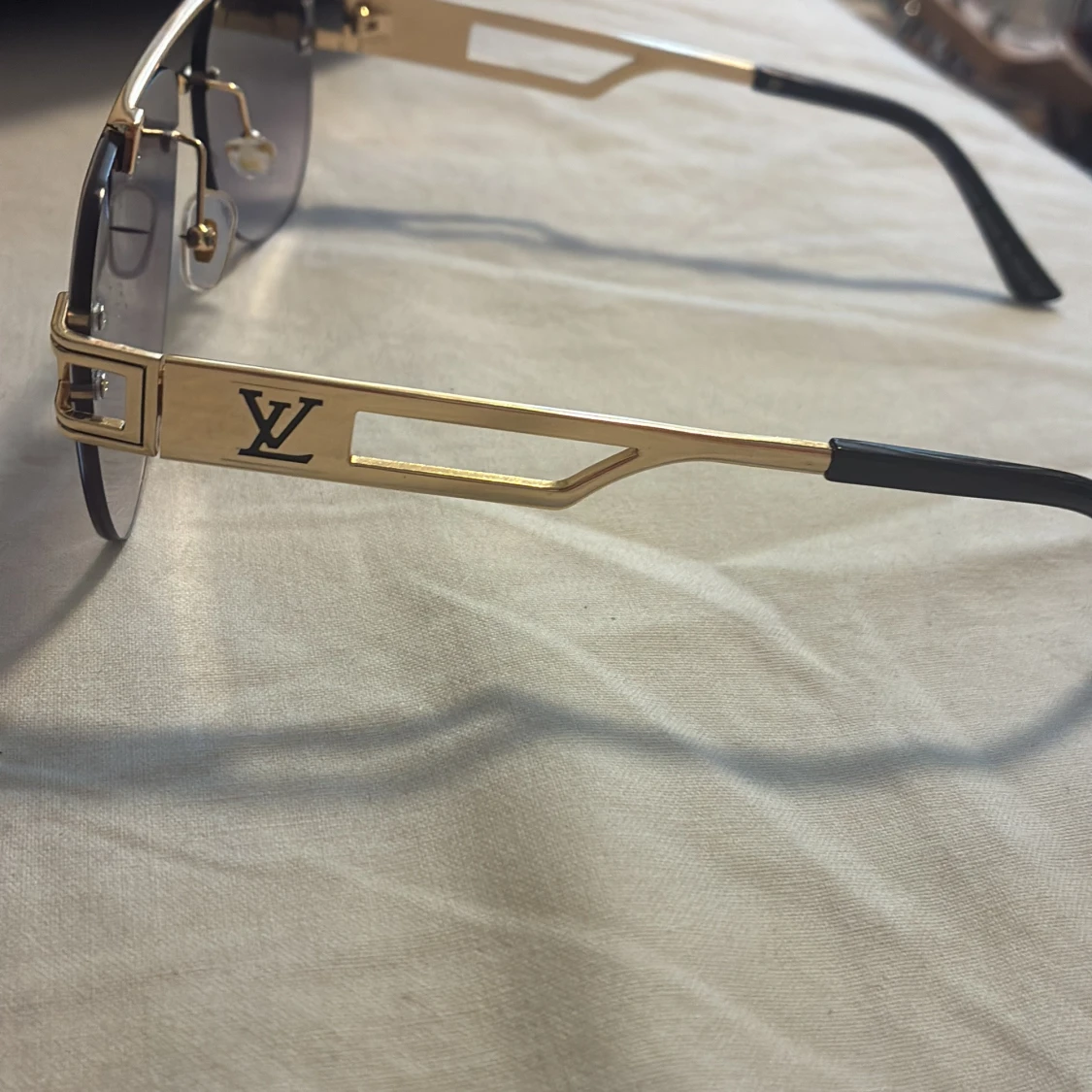 LouisVuitton guldiga solglasögon L.V - 1