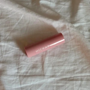 Hickap Bubblegum Blush & Lips - Säljer en Hickap Bubblegum Blush and Lips stick i en söt ljusrosa färg. Multifunktionell produkt som funkar både som rouge och läppstift. Kommer i en smidig tub med twist-up funktion och har en krämig konsistens som är lätt att applicera.
