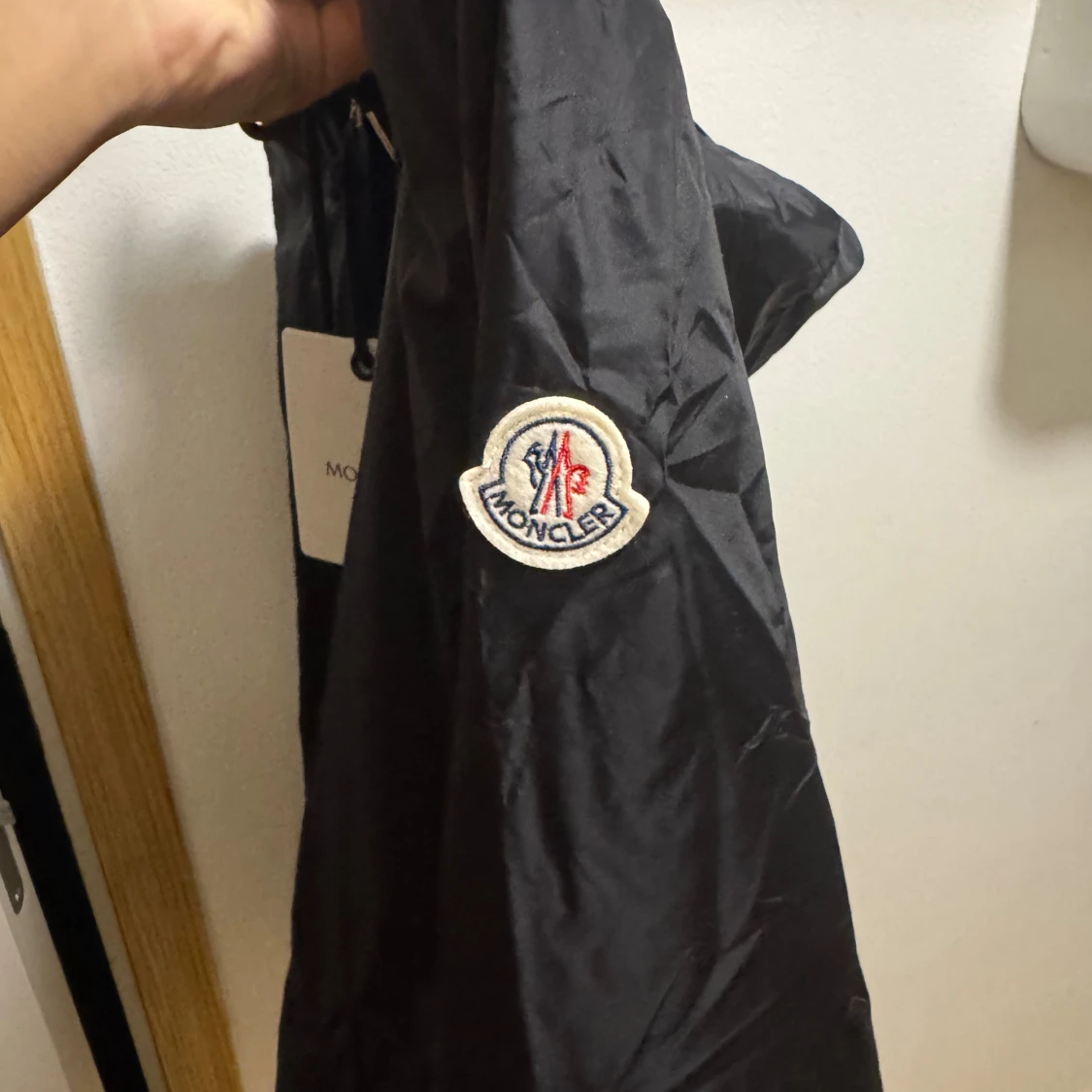 Svart vindjacka med huva - 1