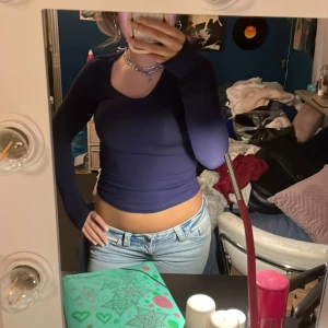 Mörkblå långärmad topp  - säljer en mörkblå långärmad topp i storlek xs 🙌🏽🙌🏽