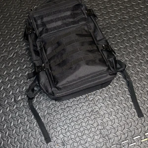 Ryggsäck  - 1 vecka gammal, riktigt bra med flera fickor, perfekt för träning eller utomhus aktiviteter 