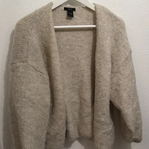 Beige stickad kofta  - Mysig och beige stickad kofta från Lindex. 💕