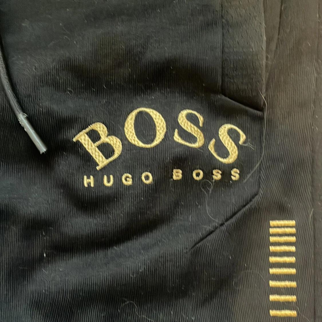 Svarta shorts från Hugo Boss med gul logga - 1