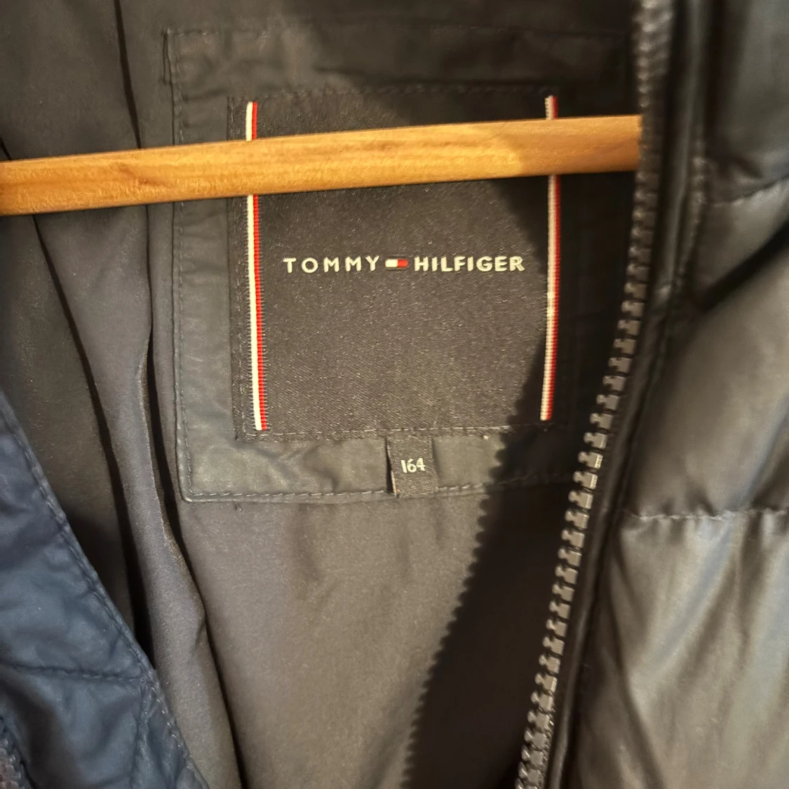 Svart pufferjacka från Tommy Hilfiger - 2