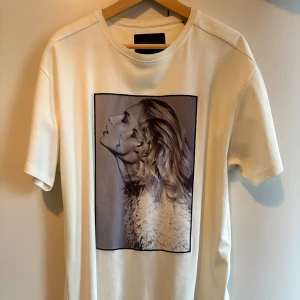 Limitato T-shirt - Säljer denna limitato tshirten som endast är använd 1 gång. Jättebra skick! Oversized modell.