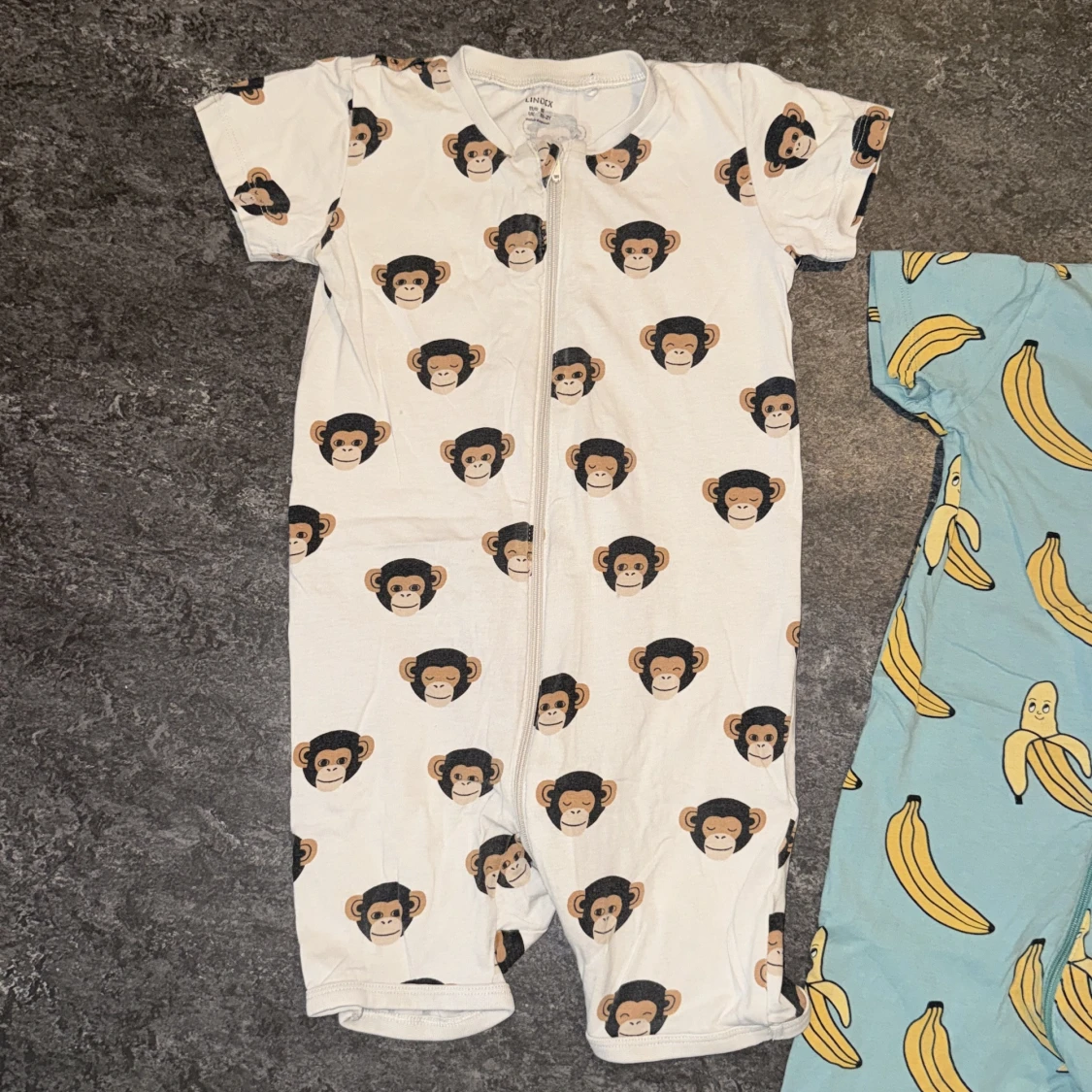 Två Lindex pyjamaser med apor & bananer - 1
