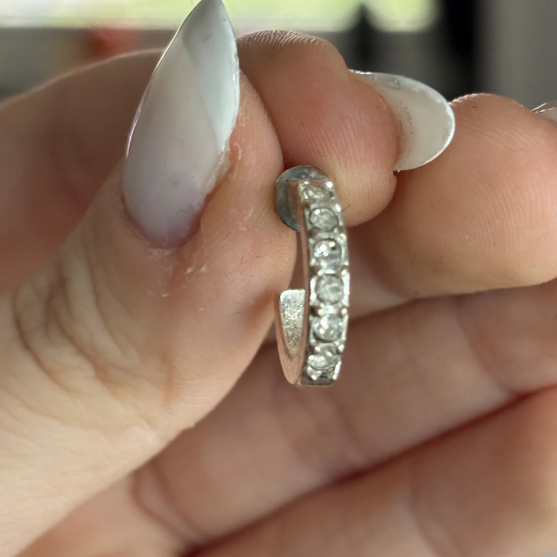 Silvriga örhängen med stenar - 1