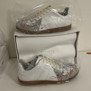 MMG-sneakers med färgstänk  - Unika mmg skor med färgstänk. Passar perfekt till hösten 