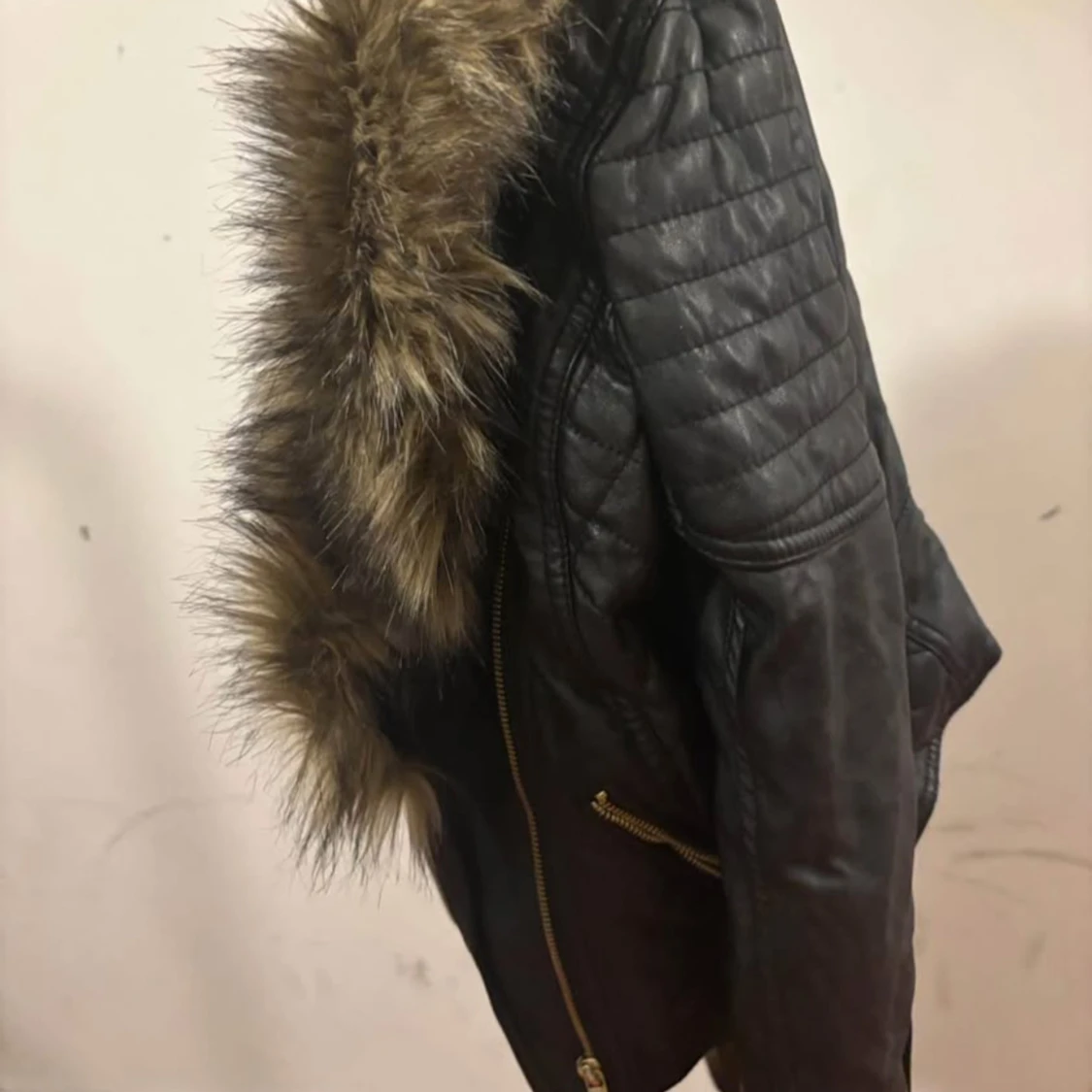 Svart skinnjacka med fuskpäls H&M