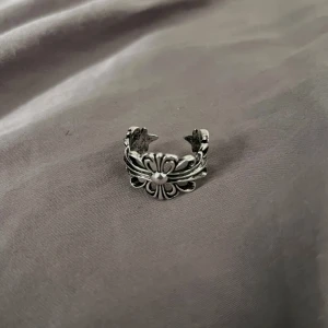 Éclat de Fleur - Adjustable ring with a sleek Fleur design