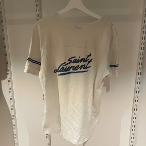Saint Laurent T - Shirt  - ‼️VI TAR EJ BYTEN‼️Saint Laurent T-Shirt  | Skick: 8/10 | Storlek (S), Passar (M) | Fraktar inom 24H efter köp på köparens bekostnad 📦💨 | Hör av dig vid minsta fråga eller fundering 💭