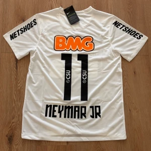 Santos FC Neymar JR tröja - Helt oanvänd med tags kvar och nike påse. Storlek small. Skriv privat för fler bilder eller vid funderingar!