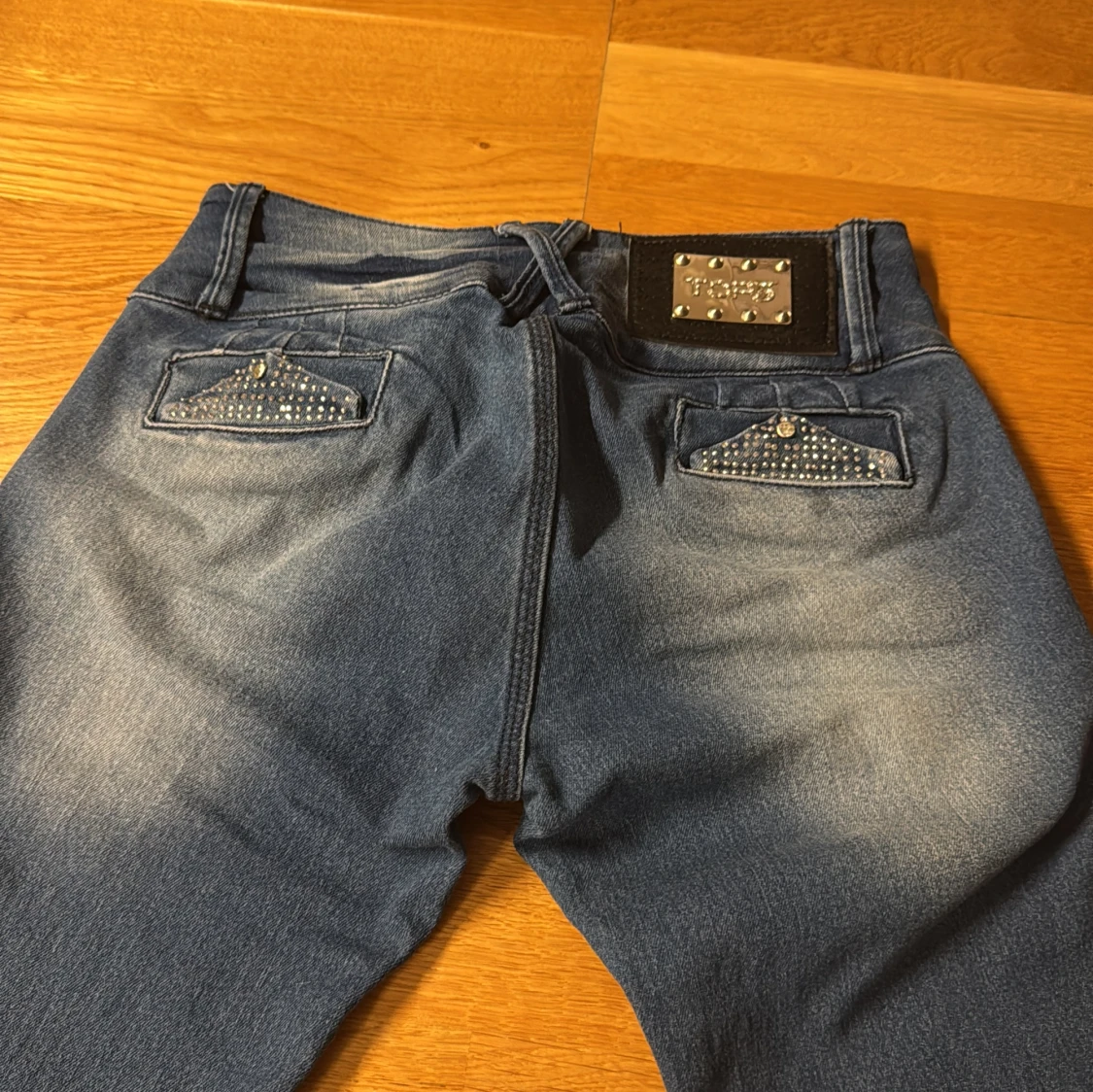 Blå skinny jeans med nitar från Versus - 1