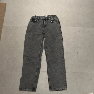 Gråa grunt jeans - Säljer dessa feta gråa grunt jeans har bara använt dom ett par gånger tills jag växte ur dom. Säljer dom enbart för att jag vill tömma min garderob och har växt ur dem. Har du en fråga bara fråga på.