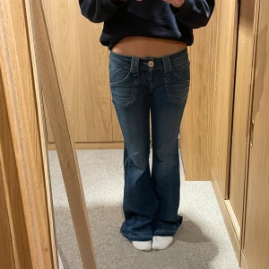 Pepe Jeans - Blå bootcut jeans från Pepe Jeans London med låg midja. Har sytt ut dem där nere och sytt dem mindre i midjan. Pris kan diskuteras!!!