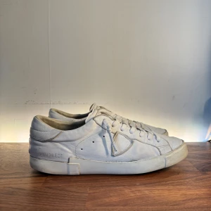 Vita Philippe Model sneakers  - Säljer ett par snygga och stilrena vita  Philippe Model sneakers, original pris runt 3000kr.
