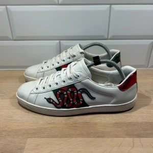 Gucci Ace Snake - Gucci Ace Snake i mycket bra skick🐍| Storlek: 42 passar 43 | Vid frågor eller diskussion om pris är det bara att skriva ✍🏼 | Frakt inom 48h📦