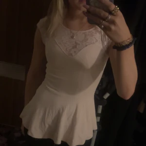 Ljusrosa topp med spetsdetaljer - Supersöt ljusrosa topp storlek xs 