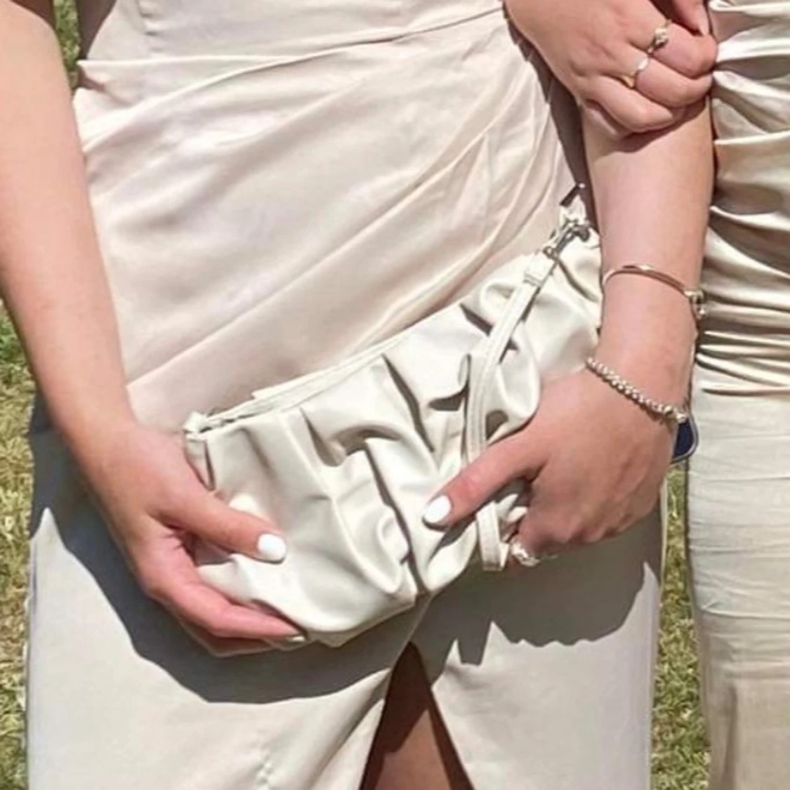 Beige axelväska med rynkad design - 1