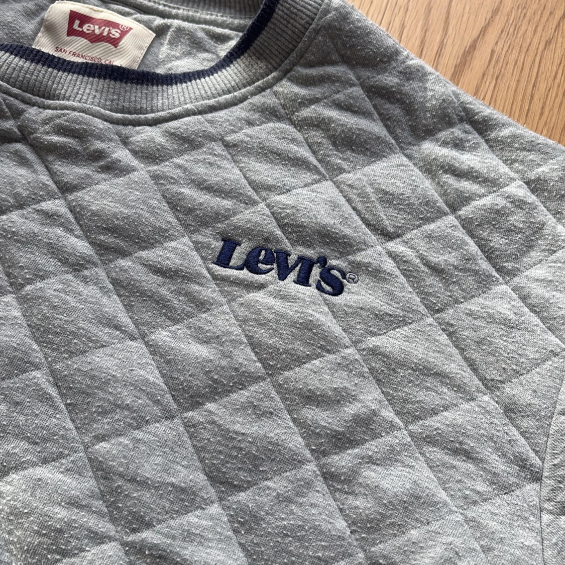 Grå quiltad sweatshirt från Levi's - 3