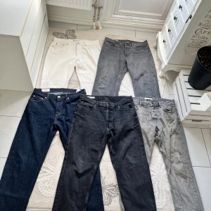 5 par straight fit jeans från Zara size 44 / Waist 34 - Totalt 5 par jeans!  Alla är från Zara, straight fit på varenda en Storlek 44 Zara vilket motsvarar Waist 34 Alla ser helt nya ut men har kommit till användning  Mörkblå, tvättad svart, ljusgrå, mörkgrå och vit färg  Skicka meddelande vid några funderingar Kolla gärna även in mina andra annonser