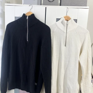2 stycken jätte fina stickade half / quarter zip tröjor jack & jones - En svart och en vit jätte fin ribb stickad half zip Båda två är storlek XL men sitter mindre i storleken Jack & Jones Jätte bra skick Skicka meddelande vid några funderingar Kolla gärna även in mina andra annonser