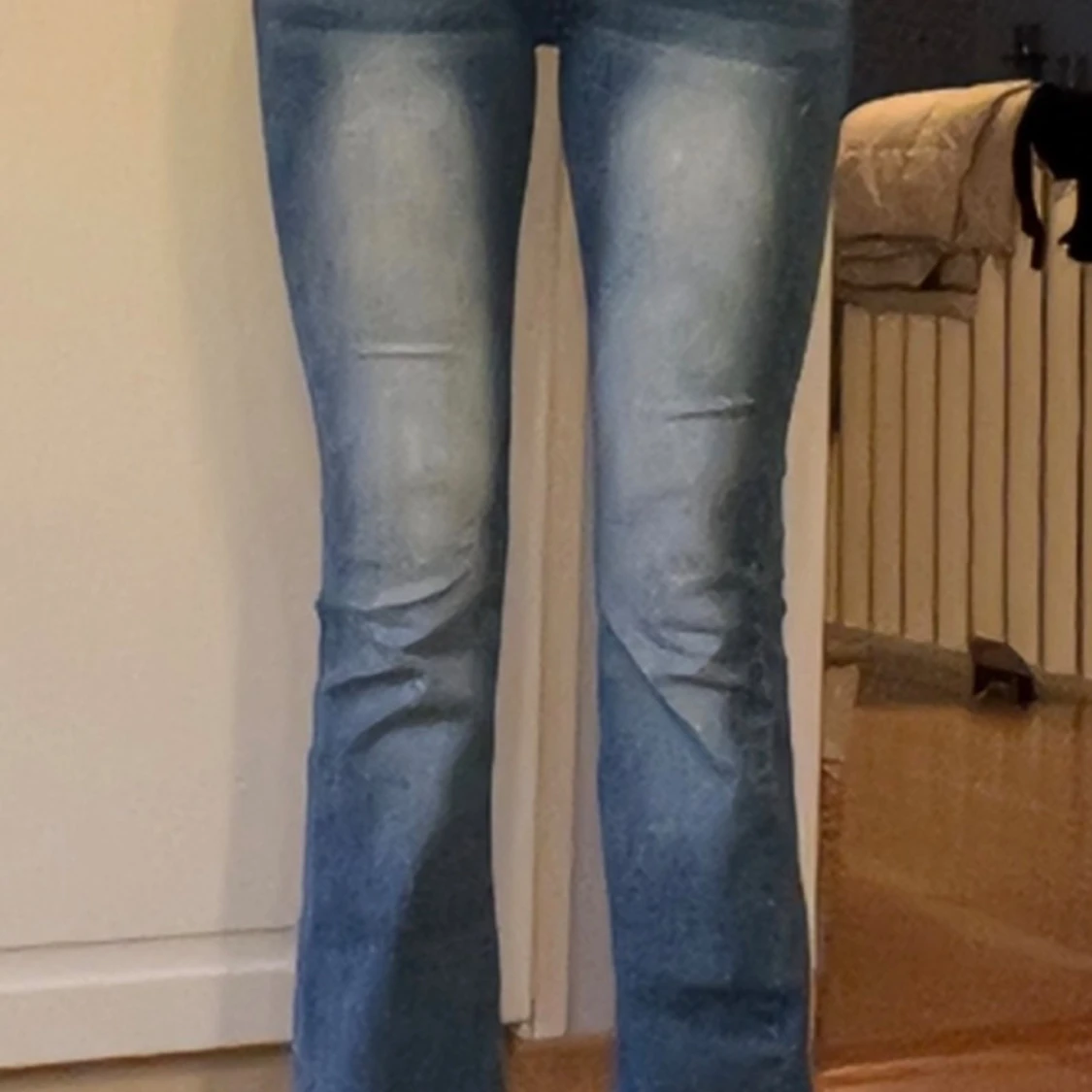 Blå bootcut jeans med broderade fickor