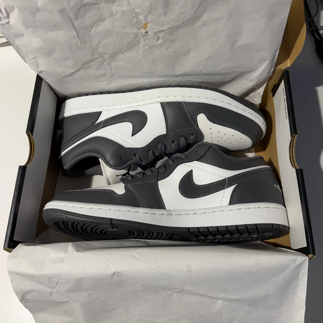 Nike Jordan 1 Low vit och grå- EUR 43- Helt Nya - 3