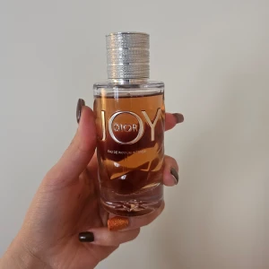 Dior Joy Eau de Parfum Intense - Dior Joy Eau de Parfum Intense är en lyxig parfym med modern design. Flaskan rymmer 90 ml, den är nästan aldrig använd, nypris 2000kr