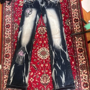 Blue Quest jeans, strl 36 - Säljer mina Blue Quest jeans då de är lite för små för mig❤️ De är helt nya men ja har klippt av lappen och inga defekter alls! De sitter bootcut💕